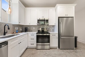 Frigorífico, horno, placa de cocina y lavavajillas