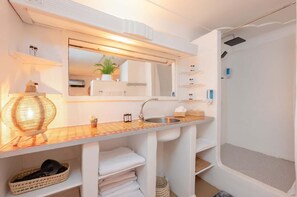 Chuveiro, secador de cabelo, toalhas de banho, sabonete