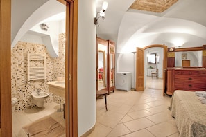 Ducha, secador de pelo, bidet, toallas