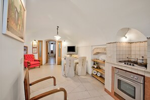 Familie appartement, 1 slaapkamer (Bacco Apartment Noci) | Privékeuken | Een koelkast, een oven, een kookplaat, een vaatwasser