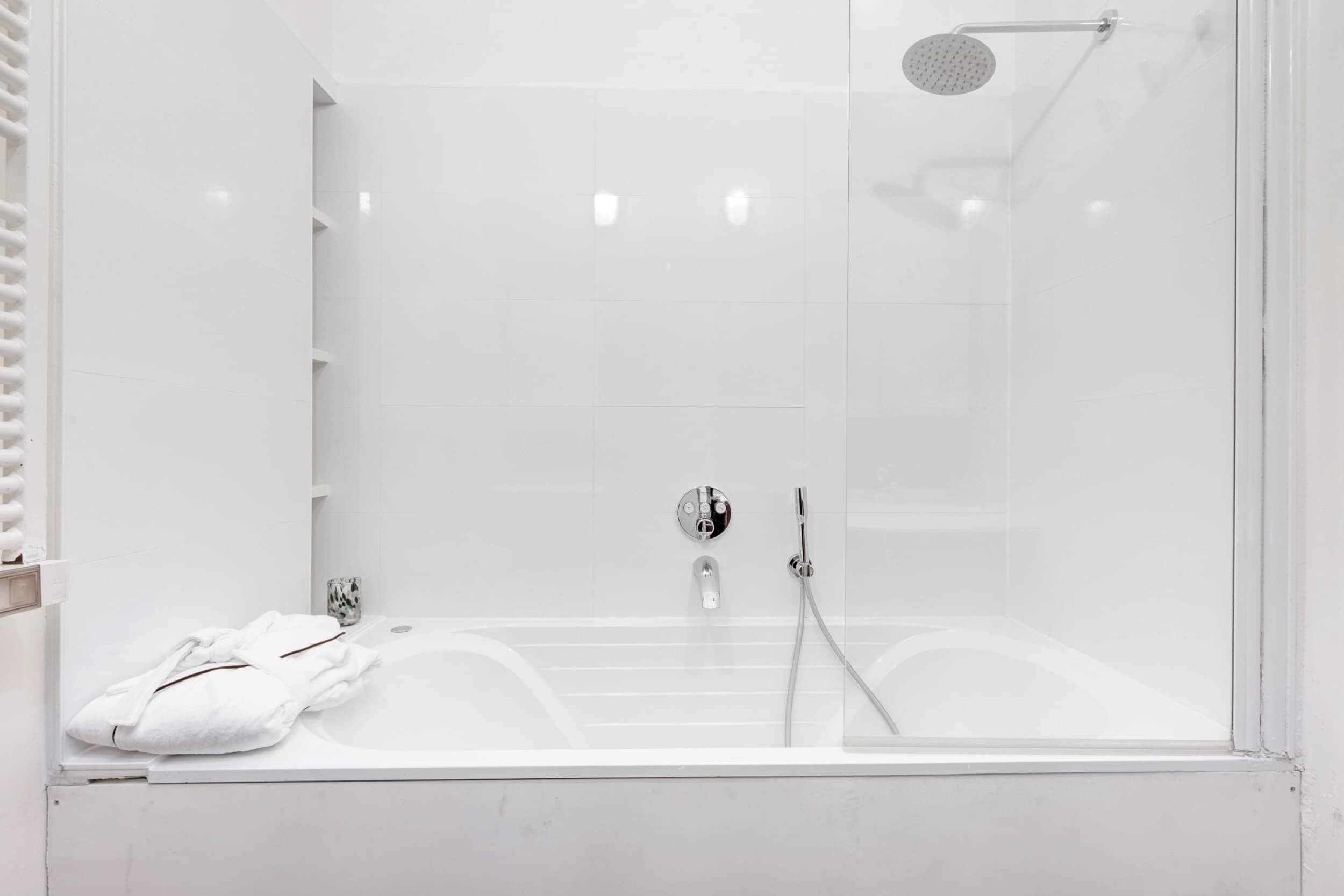Douche, sèche-cheveux, serviettes fournies
