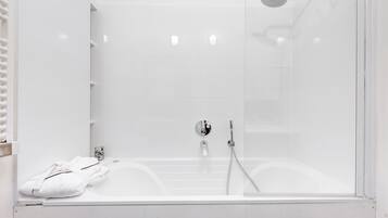 Douche, sèche-cheveux, serviettes fournies