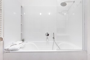 Douche, sèche-cheveux, serviettes fournies