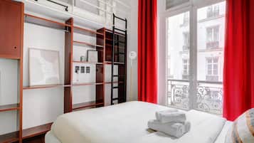 3 chambres, bureau, fer et planche à repasser, lit parapluie