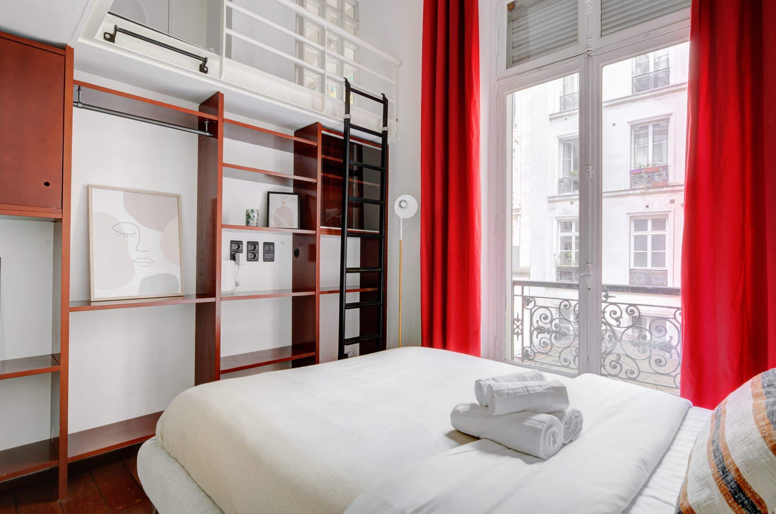 3 chambres, bureau, fer et planche à repasser, lit parapluie