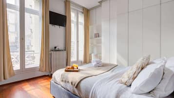 3 bedrooms, desk, iron/ironing board, travel crib