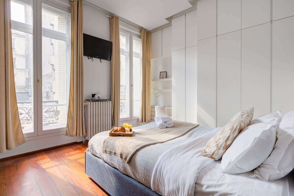3 habitaciones, escritorio y tabla de planchar con plancha