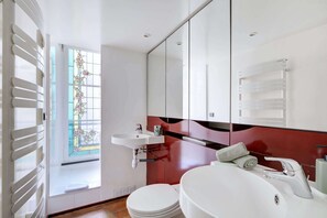 Shower, hair dryer, towels