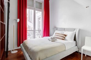 3 soverom, skrivebord, strykejern/-brett og reiseseng for barn