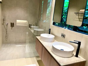 Een douche, een haardroger, handdoeken, toiletpapier