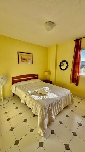 2 Schlafzimmer, Bügeleisen/Bügelbrett