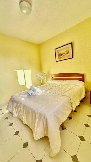 2 Schlafzimmer, Bügeleisen/Bügelbrett