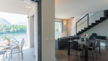 公寓, 3 间卧室 (3 Bedrooms) | 起居区 | 32-英寸电视(配备数码频道)