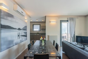 公寓, 3 間臥室 (3 Bedrooms) | 起居區 | 32-吋電視，提供數位頻道