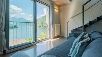 Apartment, 3 Bedrooms (3 Bedrooms) | Living area | 32-inch TV with digital channels