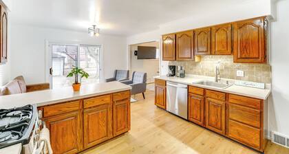 13 Mi to Downtown Detroit: Bright Home