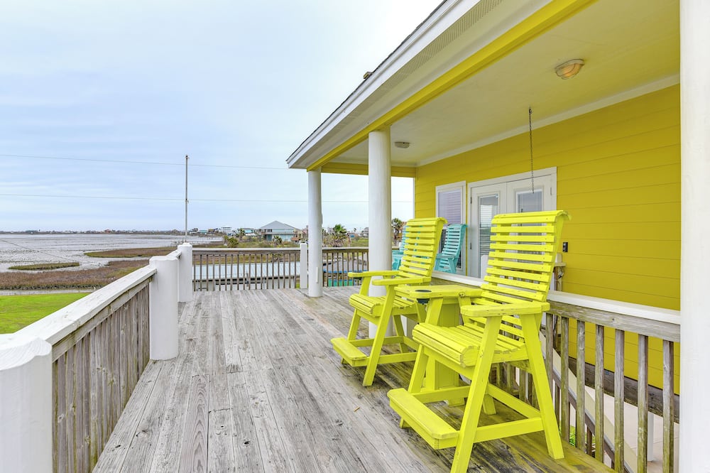 Walk to Beach! Bayfront Coastal Gem in Gilchrist - Rollover, TX