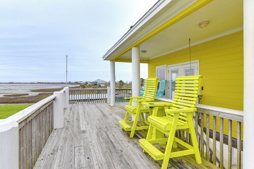 Walk to Beach: Bayfront Gilchrist Getaway!