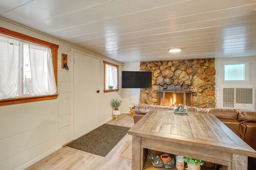 Walk to Beach: Dog-friendly Cabin in Glenbrook!