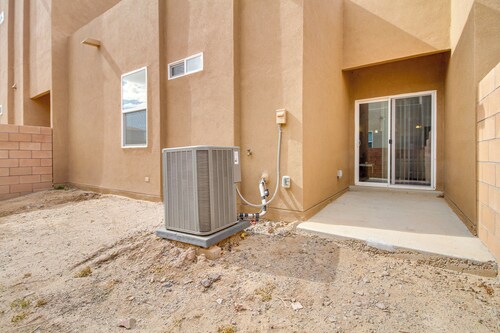 3 Mi to Old Town: Albuquerque Townhome w/ Yard!
