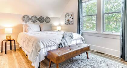 3 Mi to Dtwn Indy: Pet-friendly Home w/ Backyard!