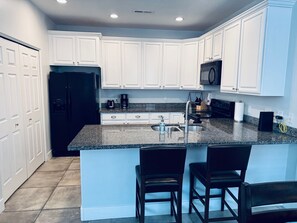 Microondas, horno, placa de cocina y lavavajillas