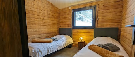 2 bedrooms, travel crib, free WiFi, bed sheets