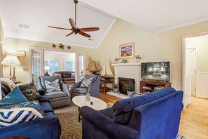 TV, fireplace