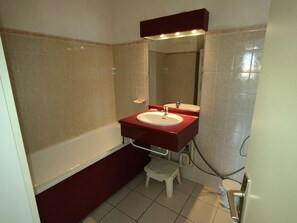 Bathroom - 2-bed apt with loggia 100m from center (Valras-Plage)