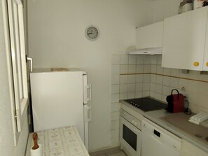 Fridge, microwave, stovetop, dishwasher - 2-bed apt with loggia 100m from center (Valras-Plage)