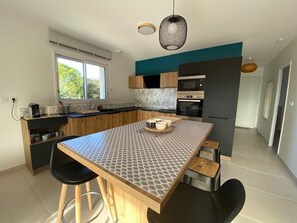 Fridge, microwave, oven, stovetop - New quiet villa with garden, air conditioning and Wi-Fi (Balaruc-les-Bains)