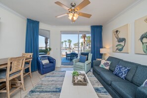 TV, books - G114 Beachfront 2BR+ bunk room, stunning views & free beach service (Fort Walton Beach)