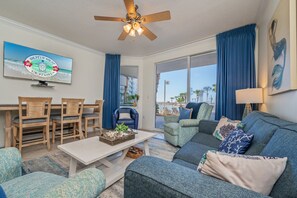 TV, books - G114 Beachfront 2BR+ bunk room, stunning views & free beach service (Fort Walton Beach)