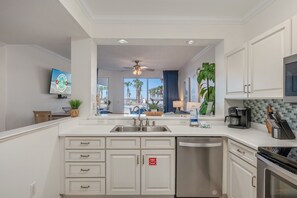 Fridge, microwave, oven, stovetop - G114 Beachfront 2BR+ bunk room, stunning views & free beach service (Fort Walton Beach)