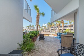 Outdoor dining - G114 Beachfront 2BR+ bunk room, stunning views & free beach service (Fort Walton Beach)
