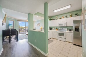 Fridge, microwave, oven, stovetop - G306 Gulf-view 2BR+ bunk room w/ chic décor & free beach service (Ft. Walton Beach)