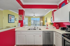 Kylskåp, mikrovågsugn, ugn och spishäll