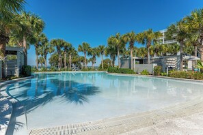 A heated pool - G408 Gulf-front 2BR+ bunk room w/ breathtaking views, décor & private patio (Fort Walton Beach)