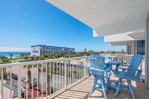 Outdoor dining - G415 High-floor 1BR+ bunk room condo Gulf views, balcony & resort amenities! (Fort Walton Beach)