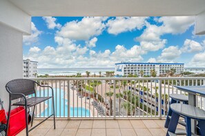 Outdoor dining - G515 High-floor 1BR+ bunk room w/ Gulf views, chic décor & free beach service (Ft. Walton Beach)