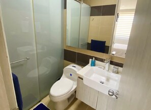 シャワー、タオル、石鹸、トイレットペーパー