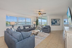 TV - H301 Newly Remodeled Luxury Bayfront Retreat with Unbelievable Views! (Fort Walton Beach)