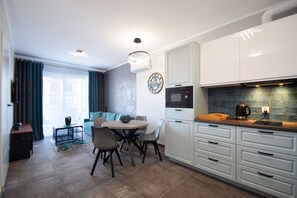 Departamento Confort, balcón | Cocineta privada | Refrigerador, parrilla de estufa, cafetera y tetera y tetera eléctrica