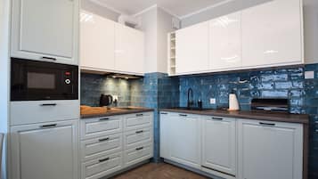 Departamento Confort, balcón | Cocineta privada | Tetera eléctrica y tostadora