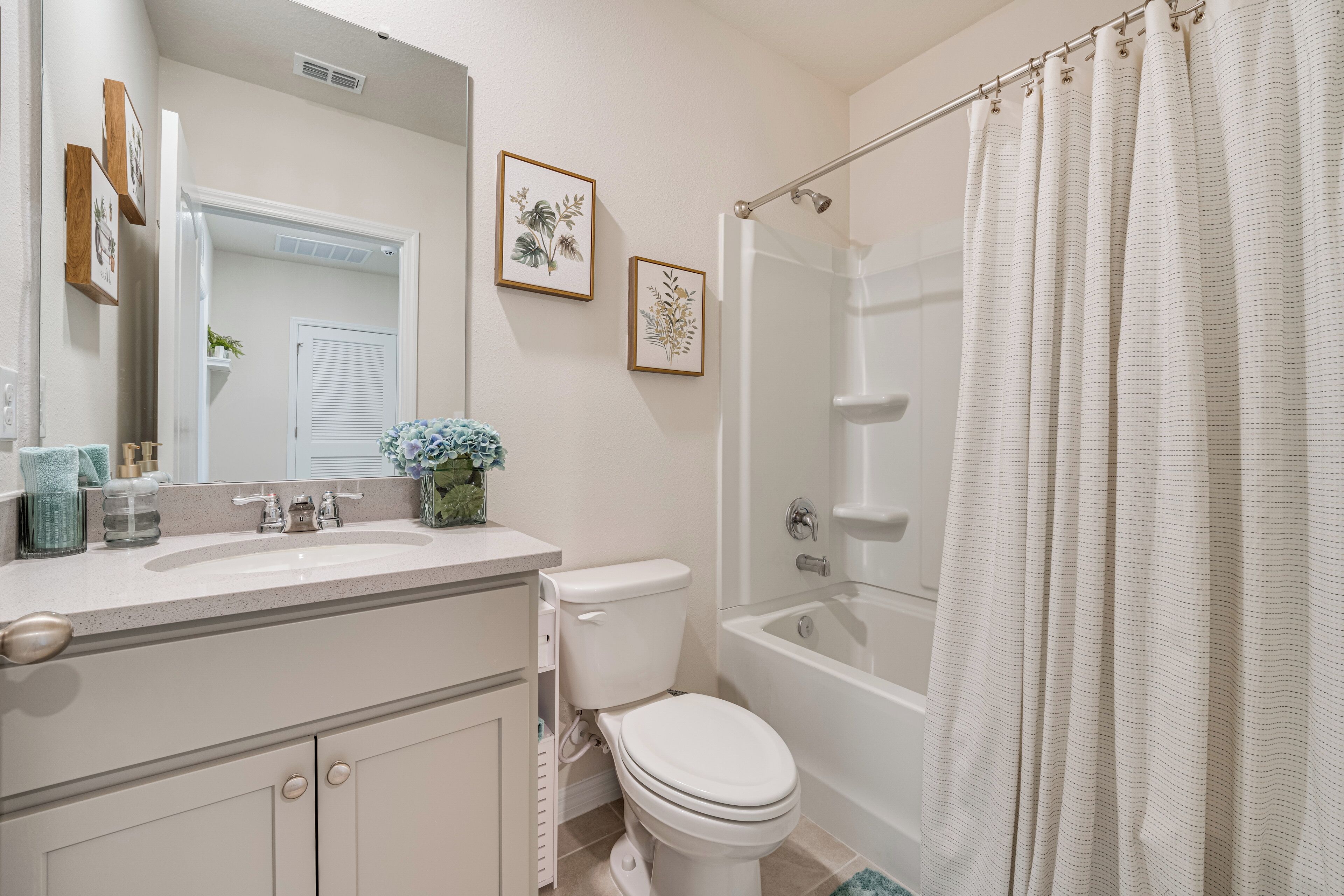 Une salle de bain équipée de toilettes, d’un lavabo et d’une baignoire.