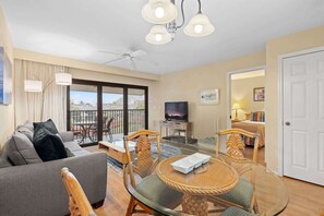 Télévision, lecteur de DVD, espaces bureaux