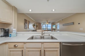 Fridge, microwave, oven, stovetop - S506 Destin West Sandpiper #506 (Fort Walton Beach)