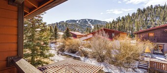 < Half-mi to Red River Ski Area: Townhome w/ Patio