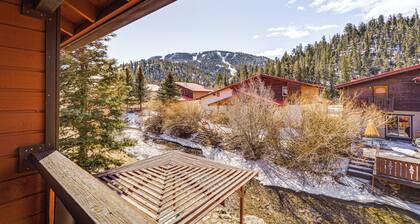 < Half-mi to Red River Ski Area: Townhome w/ Patio