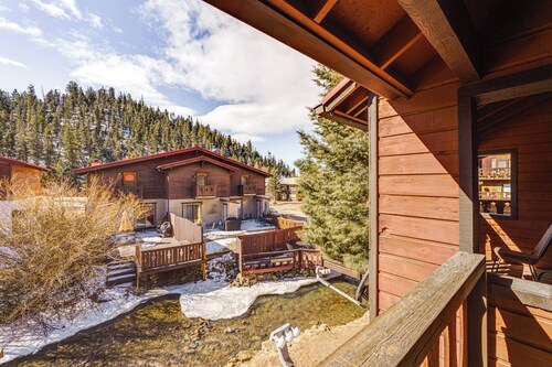 < Half-mi to Red River Ski Area: Townhome w/ Patio
